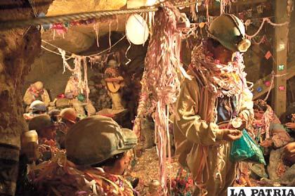 Los mineros celebran la wilancha en las galerías