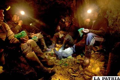 Mineros pijchando, foto de Karla Gachet