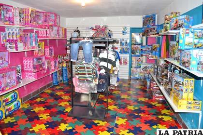 El mercado local ofrece juguetes de diferentes variedades en precios y calidad