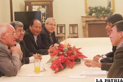 El Presidente Evo Morales en reunión con representantes de la Iglesia Católica