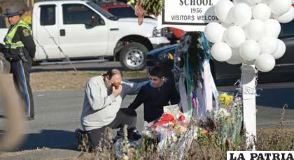 Familiares y amigos de menores y adultos que fueron asesinados en Newtown