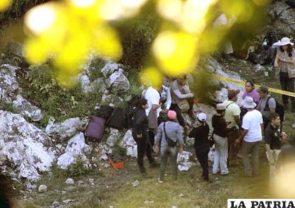 Forenses en nueva fosa hallada con restos humanos, en México