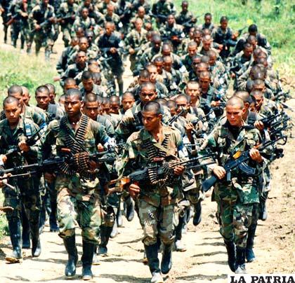 Se estima que las fuerzas paramilitares en Colombia llegaron a tener 8.000 miembros