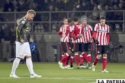 El festejo de los jugadores del PSV que lograron una buena victoria ante Ajax por 2 a 0
