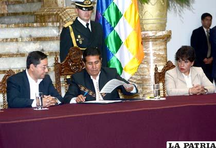 El presidente en ejercicio, Eugenio Rojas, promulgó modificaciones a la Ley General de Aduanas y el Código Tributario