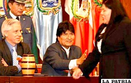 Norma Piérola negó el saludo al Presidente Morales