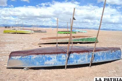 Ante la falta de pesca, los botes permanecen en la orilla del lago