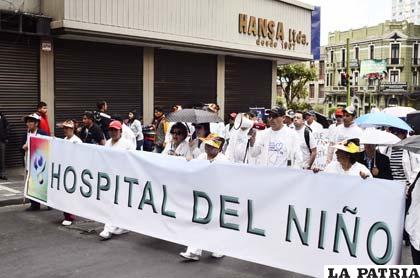 Médicos y trabajadores en salud en marcha de protesta 