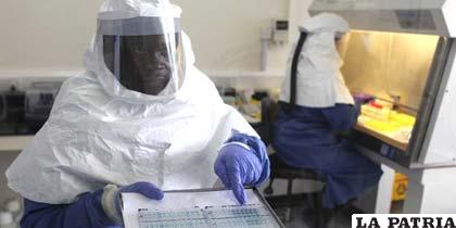 Médicos analizan muestras de pacientes con ébola