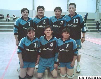 El equipo mixto de voleibol del colegio Bolívar 