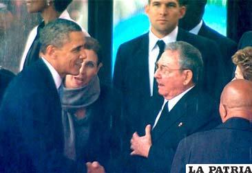 Barack Obama, presidente de EE.UU. y Raúl Castro de Cuba se dan la mano en un gesto histórico