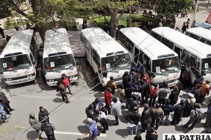 Acto de entrega de ocho buses escolares