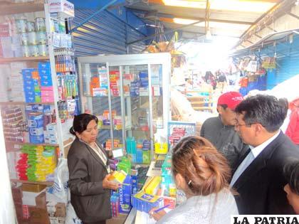 Momento del decomiso de medicamentos en puestos callejeros