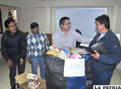 Gustavo Jorge entrega los juguetes a la Asociación Khuskan Jaku