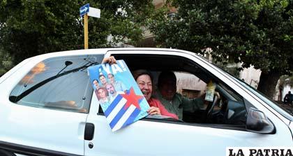 Cubanos celebran decisión del presidente de Estados Unidos