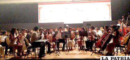La Orquesta de Cámara de la Filarmónica de Oruro durante su presentación anoche en Santa Cruz