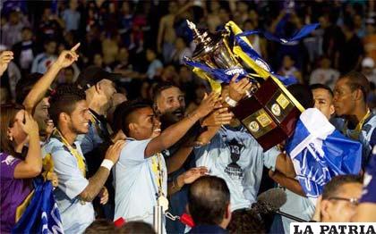 Los jugadores del club Motagua levantan el trofeo de campeón