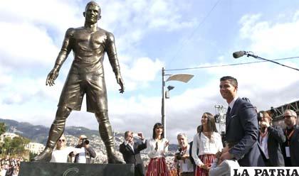 Cristiano Ronaldo observa junto a su hijo su propia estatua