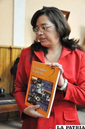 Pierina Fortún, de Amupei, muestra el producto de los testimonios de más de 50 mujeres