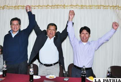 A la izquierda el candidato a la Alcaldía por UCS, Wilhelm Gómez, junto a Juan Cabrera y Filiberto Escalante, candidato a gobernador