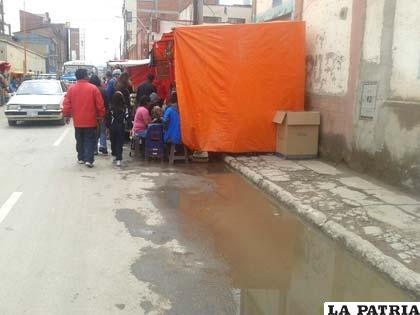 Casetas en la calle Caro obstaculizan drenaje