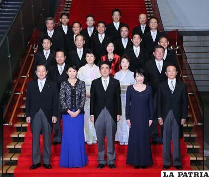 Shinzo Abe (centro) espera conseguir una sociedad donde las mujeres estén orgullosas