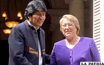 Los presidentes Evo Morales y Michelle Bachelet en un acto de la Unasur