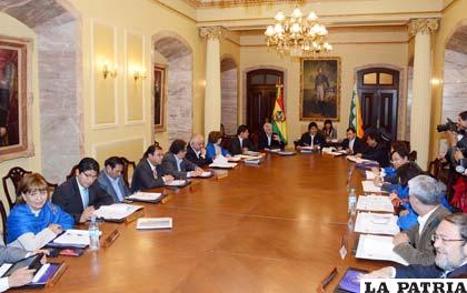 El Presidente Evo Morales en reunión con el gabinete de ministros