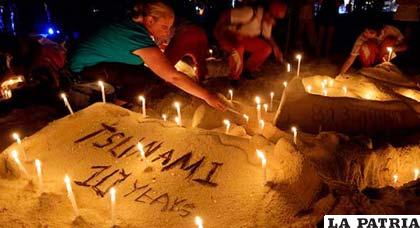 Homenaje a víctimas del tsunami del 2014 en Tailandia