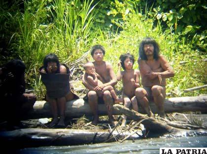 Indígenas peruanos de la etnia Mashco Piro en el Parque Nacional Manu, en Perú