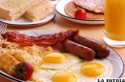 1. Consumir muchas proteínas en el desayuno
Comer un buen desayuno a diario es una necesidad para la pérdida de peso y resultados a largo plazo de fitness. Comer más proteínas en el desayuno puede ayudar a mantener a raya los antojos, lo que evita que comas en exceso durante el resto del día, según un estudio de la Universidad de Purdue. Otro estudio publicado en el International Journal of Obesity define que aquéllas dietas que constan de dos huevos y tostadas cada mañana recortan alrededor de 1.000 calorías en la ingesta diaria, y permiten una pérdida de peso del 65 por ciento más que los que optaron por una tostada con queso en el desayuno, ¿curioso no?.