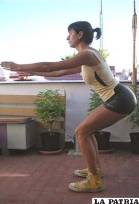  3. Olvida por un tiempo los abdominales 
Realizar abdominales tradicionales es una pérdida de tiempo cuando se trata de conseguir un abdomen tonificado. Un estudio de la Universidad del Sur de Illinois no detectó aparentes reducciones en la circunferencia de la cintura o el peso corporal en sujetos que realizaron siete ejercicios abdominales, cinco días a la semana durante un período de seis semanas. Lo mejor que podemos hacer para conseguir un abdomen fuerte es hacer ejercicios más completos, como por ejemplo sentadillas.