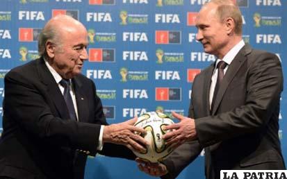 Joseph Blatter (FIFA) junto al presidente de Rusia, Vladimir Putin