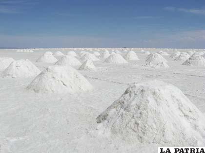 Salar de Uyuni en Bolivia es considerado como la mayor reserva mundial de litio
