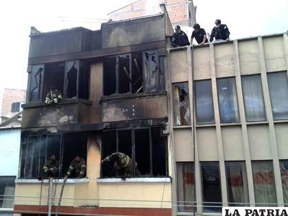 Intentan apagar el fuego en la calle Incachaca cerca al Mercado Uyustus