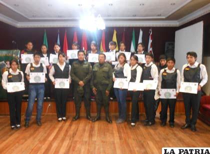 Miembros de la Brigada Escolar posan con sus certificados