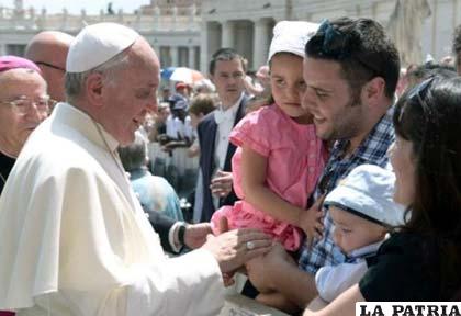 Papa Francisco junto a una familia en Roma
