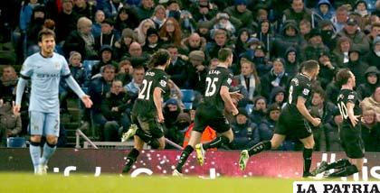 Los jugadores del Burnley celebran su segundo gol ante el City