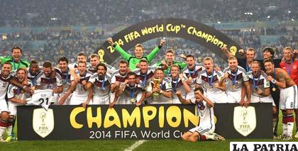 La foto oficial de los alemanes con la Copa del Mundo