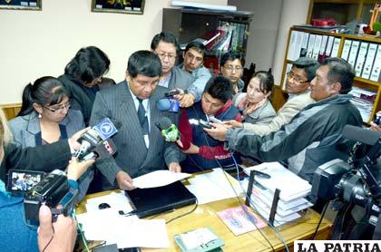 El presidente del TEDO, Benjamín Moya, informa sobre los candidatos y partidos inscritos en Oruro