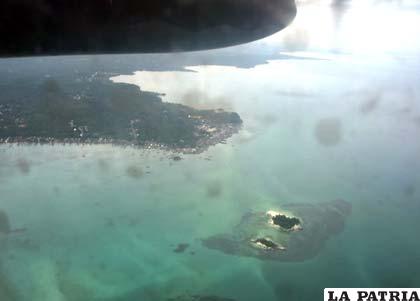 Continúa la búsqueda del avión en Borneo
