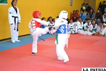Niños que a su corta edad practican el taekwondo