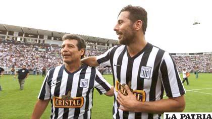 Claudio Pizarro (der.) en un amistoso con la casaca de Alianza Lima