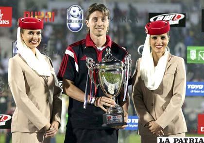 Riccardo Montolivo con el trofeo que obtuvieron tras ganar a Real Madrid