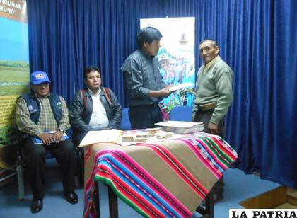 Comunarios recibieron un certificado de reconocimiento por su labor con la fibra de vicuña