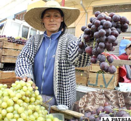 GEOVANA JARPA: En esta época del año, la gente tiene la tradición de comer 12 uvas durante los primeros minutos del año, pidiendo un deseo por cada una que, según dicen, representa los meses del año. Nosotros hemos llegado desde Tarija, con uva blanca y negra, la negra está más dulce, pero la gente prefiere la blanca por las tradiciones. 
El kilo por mayor es a 15 bolivianos, la caja de la negra está a 180 bolivianos y de la blanca a 300 bolivianos.