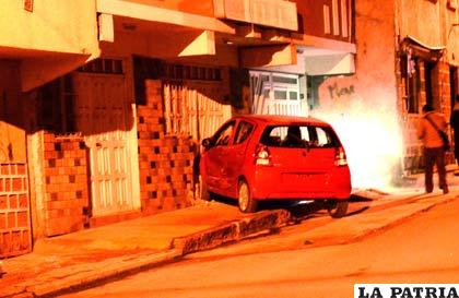 El vehículo fue frenado por la puerta de la vivienda