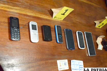 Celulares de diferentes marcas y modelos que fueron recuperados