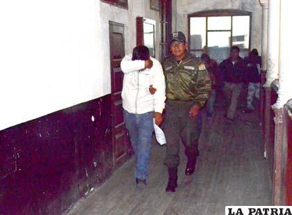 El sujeto se oculta de las cámaras para no ser identificado