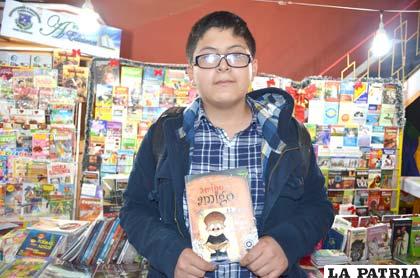Daniel Olivera, de 13 años, presentó sus obras en Oruro